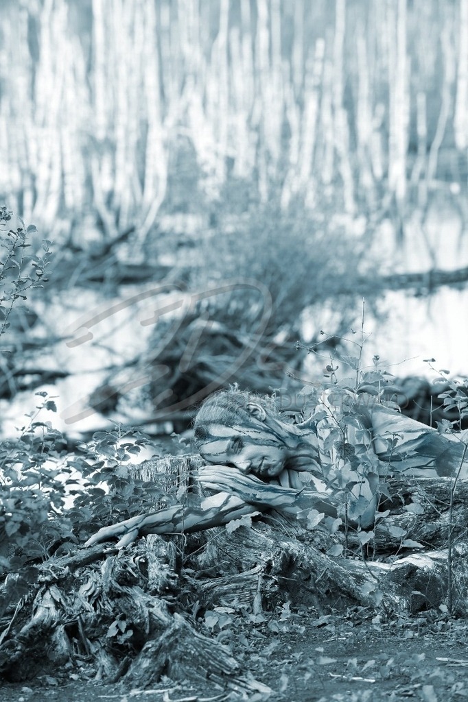 NatureArt-TORFBIRKEN_6963 | Schlafendes Gehölz | #004 | Modell: Anna-Lena | Foto: Peter Bunn - Realisiert mit Pictrs.com