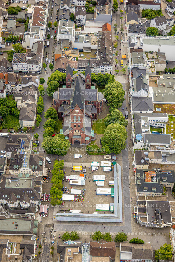 Arnsberg220601296 | Luftbild, Dom zu Neheim St. Johannes-Baptist
und Neheimer Markt, Wochenmarkt, Neheim, Arnsberg, Sauerland, Nordrhein-Westfalen, Deutschland