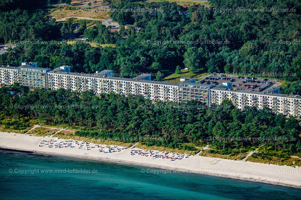 Binz_Prora_ELS_4597100822 | PRORA 10.08.2022 Gebäudekomplex der ehemaligen KdF Anlage " Koloss von Prora " im Ortsteil Prora in Binz im Bundesland Mecklenburg-Vorpommern. Das ehemalige KdF Bad Prora und die ehemaligen NVA - Kasernenanlagen werden zu einer attraktiven Eigentumswohnanlage mit Ferienwohnungen am Strand der Ostsee umgebaut, modernisiert und saniert. // Building complex of the former military barracks " Koloss von Prora " in Prora in the state Mecklenburg - Western Pomerania. Foto: Martin Elsen