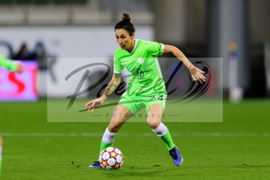 WOBJUV20211118_101 | Fussball, Frauen: Sara Doorsoun (VfL Wolfsburg) in Aktion, am Ball, Einzelaktion bei dem Spiel der UEFA Women´s Champions League zwischen VfL Wolfsburg und Juventus Turin im AOK-Stadion am 18.11.2021 in Wolfsburg, Deutschland. - Realisiert mit Pictrs.com