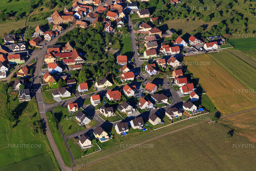 Aerial view: New development area Rue des Roses in Kindwiller in the state Bas-Rhin, France. – Photo: IMG_115437.jpg taken on 06/16/2019 by Werner Riehm/FLY-FOTO.com – Resolution of the original: 5472 x 3648 px