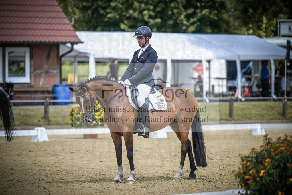 DOS_2706 | Entdecke hochwertige Reitturnierfotos von Foto Oger. Professionell, emotional und authentisch – jetzt Lieblingsmomente im Shop bestellen.Deutschlandweite Turnierfotografie. - Realisiert mit Pictrs.com