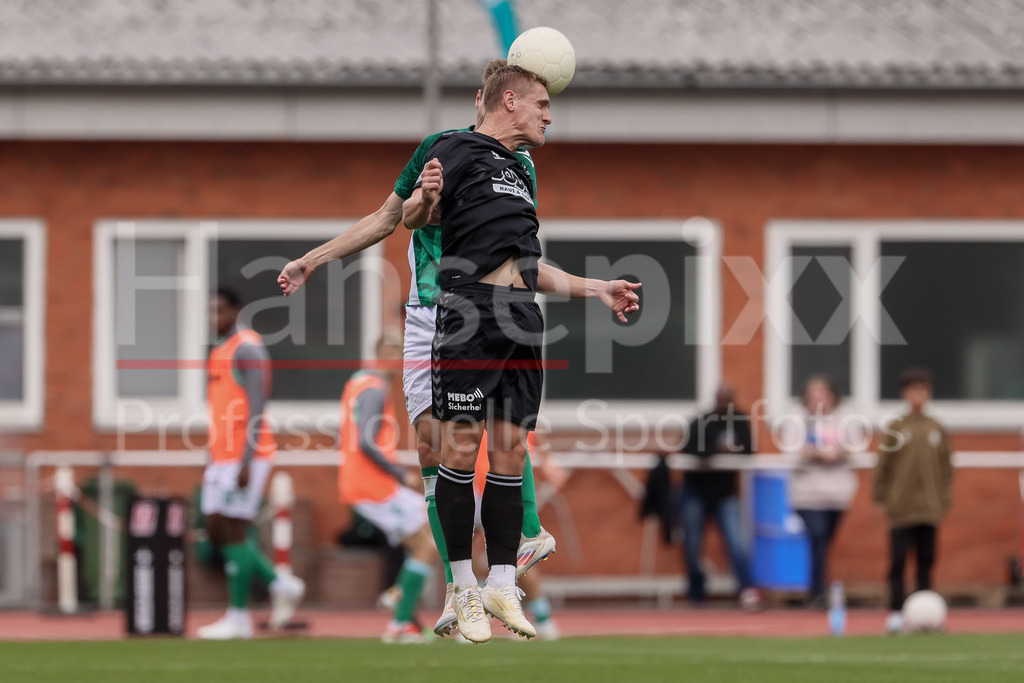 Fussball, Regionalliga Nord, SV Werder Bremen II - SV Todesfelde | v.li: Ole Schulz (SV Werder Bremen II, 27) und Til Martin Weidemann (SV Todesfelde, 7) im Kopfballduell, Kopfball, Zweikampf, Action, Aktion, Spielszene