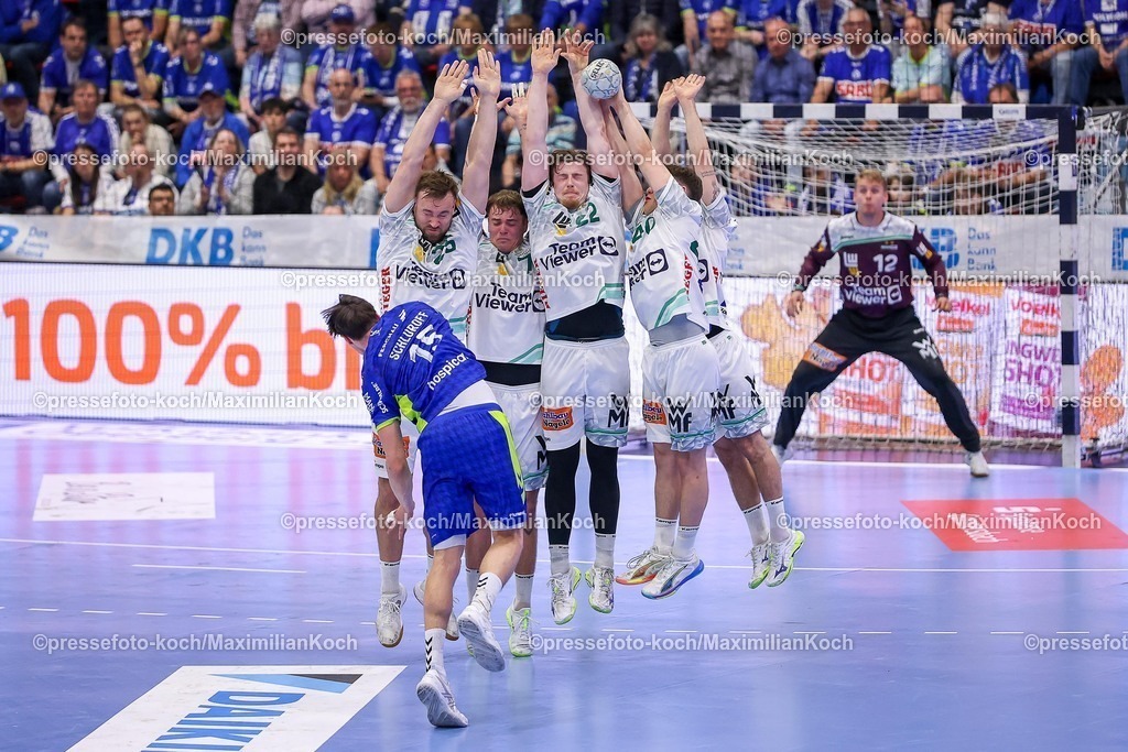 Gum30042601094 | 30.04.2026, Handball, 1. HBL, VfL Gummersbach - Frisch Auf! Göppingen, Saison 2025 / 2026 Herren, Schwalbe-Arena: Die Göppinger Mauer verteidigt beim Freiwurf von Miro Schluroff (VfL Gummersbach #15) das Tor  Ludvig Aström (Frisch Auf Göppingen #25)  Victor Klove (Frisch Auf Göppingen #07)  Erik Persson (Frisch Auf Göppingen #22) Elias Newel (Frisch Auf Göppingen #40)  Rutger ten Velde (Frisch Auf Göppingen #05) 