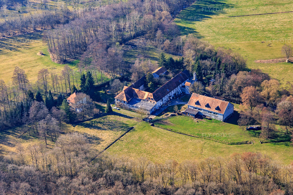 Luftbild: Gehöft im Wald an der Sauer in Surbourg im Bundesland Bas-Rhin in Frankreich. – Foto: IMG_097463.jpg vom 16.03.2017 durch Werner Riehm/FLY-FOTO.de – Auflösung des Originals: 5287 x 3524 px