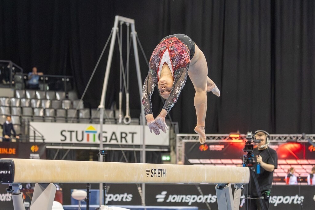 Stuttgart: DTB-Pokal 2026, Mixed-Cup | Stuttgart: DTB-Pokal 2026, Mixed-Cup***Daria Angelina Hartmann (Schweiz) am Schwebebalken - Realisiert mit Pictrs.com