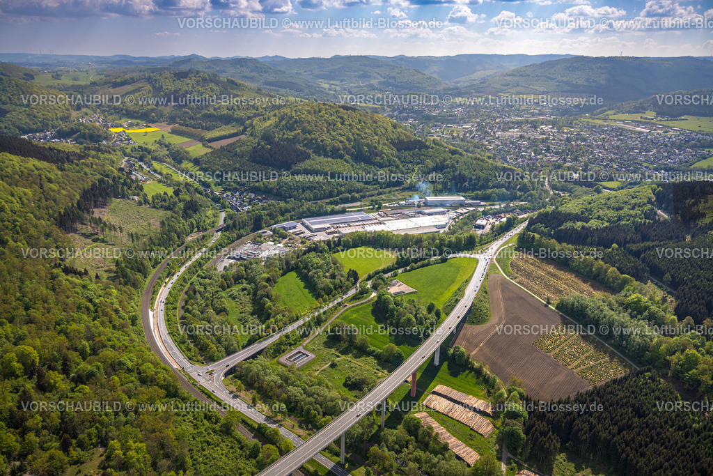 Bestwig240503059 | Luftbild, Ruhrtalbrücke Bermecke über den Fluss Ruhr, Ausfahrt der Bundesstraße B480n auf die Hauptstraße B7, Baumplantagen und Holzlagerplatz, Gewerbegebiet mit Mayr Meinhof Holz, Waldgebiet, links Ortsteil Antfeld, rechts Blick nach Olsberg, Fernsicht mit Bergkette, Nuttlar, Bestwig, Sauerland, Nordrhein-Westfalen, Deutschland