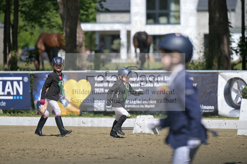 DOS_9055 | Entdecke hochwertige Reitturnierfotos von Foto Oger. Professionell, emotional und authentisch – jetzt Lieblingsmomente im Shop bestellen.Deutschlandweite Turnierfotografie. - Realisiert mit Pictrs.com
