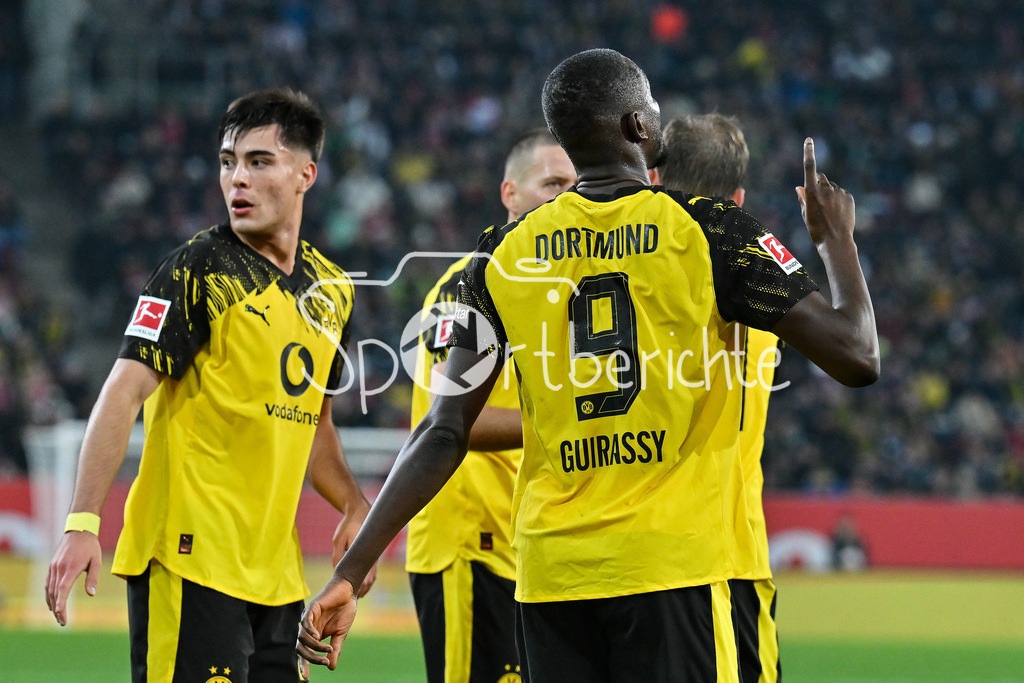 FC Augsburg - Borussia Dortmund | AUGSBURG, GERMANY - Serhou GUIRASSY (Borussia Dortmund 9) celebrates the goal to 0-1 during the bundesliga match between FC Augsburg vs. Borussia Dortmund on matchday 9 at WWK Arena on October 31, 2025 in Augsburg, Germany / DFL REGULATIONS PROHIBIT ANY USE OF PHOTOGRAPHS AS IMAGE SEQUENCES AND/OR QUASI-VIDEO / Carney CHUKWUEMEKA (Borussia Dortmund 17)