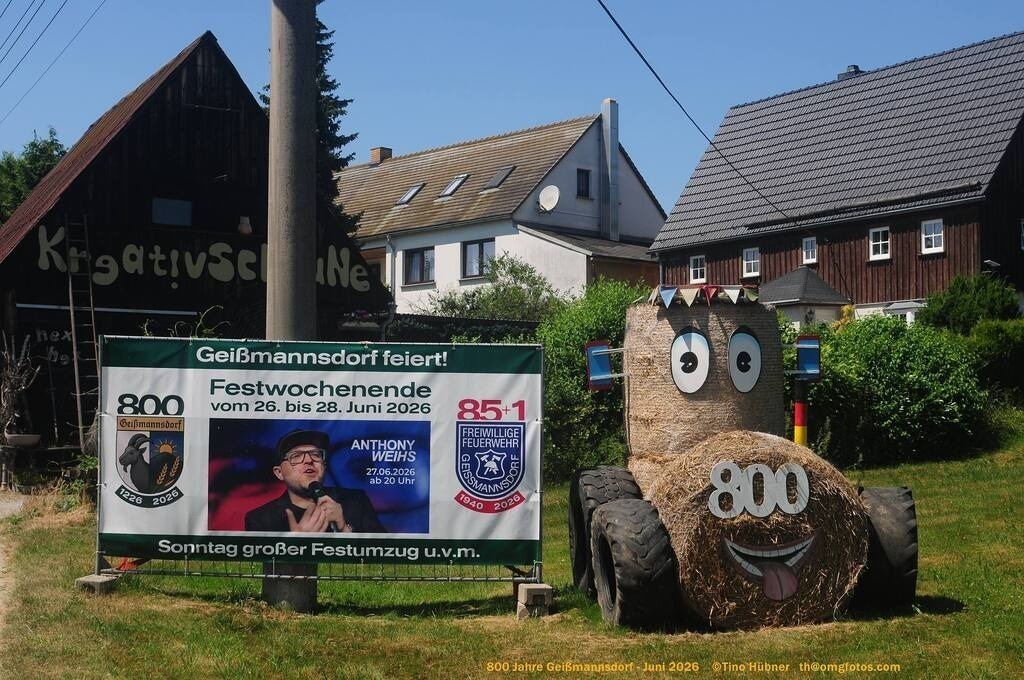 Geißmannsdorf-2026-Ortsbilder-436 | Geißmannsdorf bei Bischofswerda im Sommer 2026. Ein fotografischer Streifzug durch das Dorf Geißmannsdorf, mit Gebäuden, Straßen, Strohpuppen und geschmückten Vorgärten und Grundstücken anlässlich der 800-Jahr-Feier von Geißmannsdorf im Juni 2026 - Realisiert mit Pictrs.com