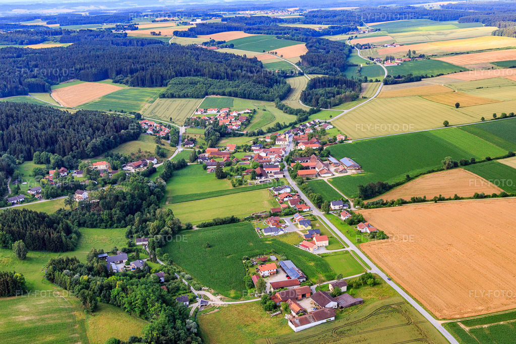 Luftbild: Ortsansicht aus Norden im Ortsteil Weigendorf in Loiching im Bundesland Bayern in Deutschland. – Foto: IMG_090499.jpg vom 02.07.2016 durch Werner Riehm/FLY-FOTO.de – Auflösung des Originals: 5235 x 3490 px