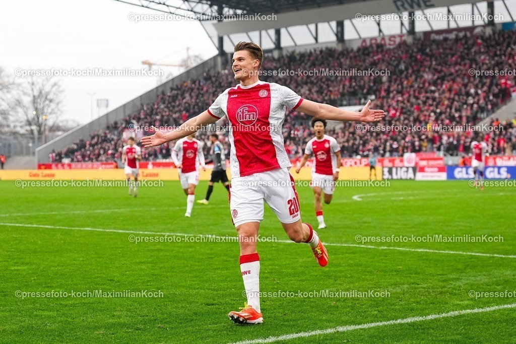 xYDRx20122501030 | 20.12.2025, xydrx, Fußball, 3.Liga, Rot-Weiss Essen - SSV Ulm 1846, Saison 2025 2026, Stadion an der Hafenstraße: Torjubel nach dem Tor zum 1:0 für Rot-Weiss Essen durch Torschütze Marek Janssen (Rot-Weiss Essen #20)   DFB regulations prohibit any use of photographs as image sequences and or quasi-video.Photo: xYannisxDreimannxPressefotoKochx