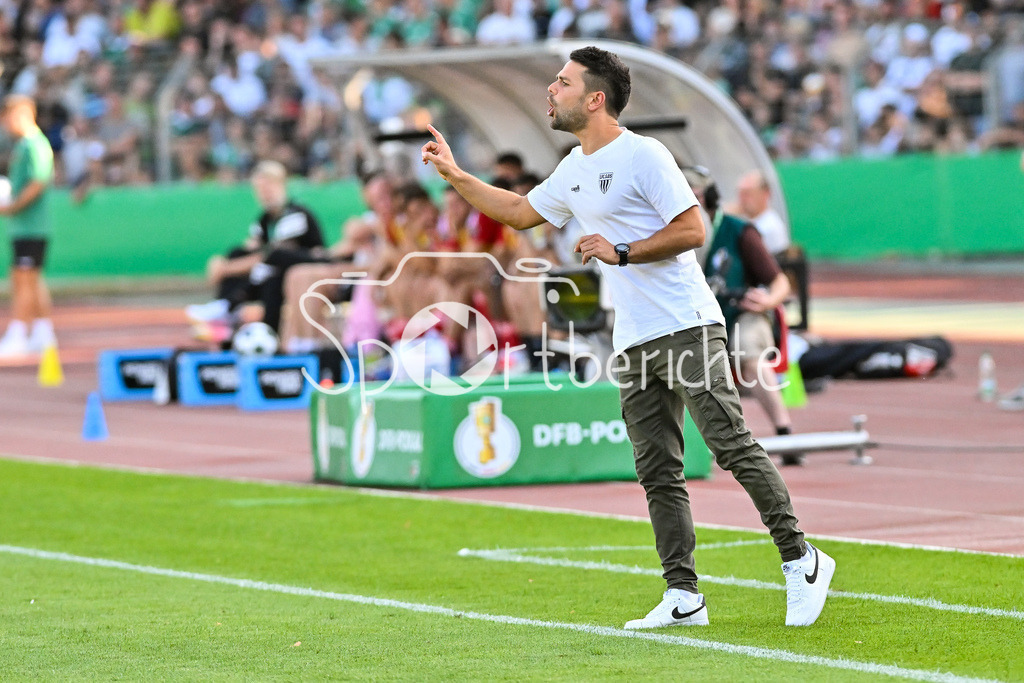 1. FC Schweinfurt 05 - Fortuna Düsseldorf | im Bild  Victor KLEINHENZ Trainer FC Schweinfurt 05 in Aktion / Einzelfoto / Freisteller / DFB-Pokal: 1. FC Schweinfurt 05 - Fortuna Düsseldorf; Riedel-Bau Arena am 18.08.2025