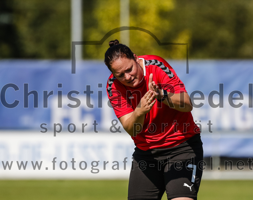 2023-09-09_023_FC_Langengeisling_gegen_TV_1864_Altoetting | Erding, Deutschland, 09.09.2023:
Fußball, Bezirksoberliga 2023 / 2024, 2. Spieltag, FC Langengeisling gegen TV 1864 Altötting, Endergebnis: 2:3

Trainer Birgit Wimmer (TV 1864 Altötting)

Foto: Christian Riedel / fotografie-riedel.net