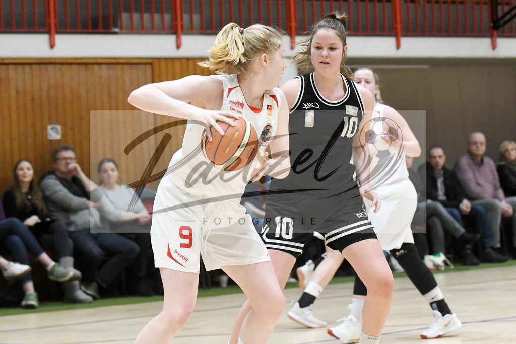 20200126_OSCTGN_0042 | Basketball, Juniorinnen: Frieda Bühner (OSC Junior Panthers) und Lea Schnelle (TG Neuss Junior Tigers) im Zweikampf beim Spiel der WNBL zwischen OSC Junior Panthers vs. TG Neuss Junior Tigers am 26.01.2020 im Panthers Dome in Osnabrück, Deutschland.(Foto von Nico Paetzel) - Realisiert mit Pictrs.com