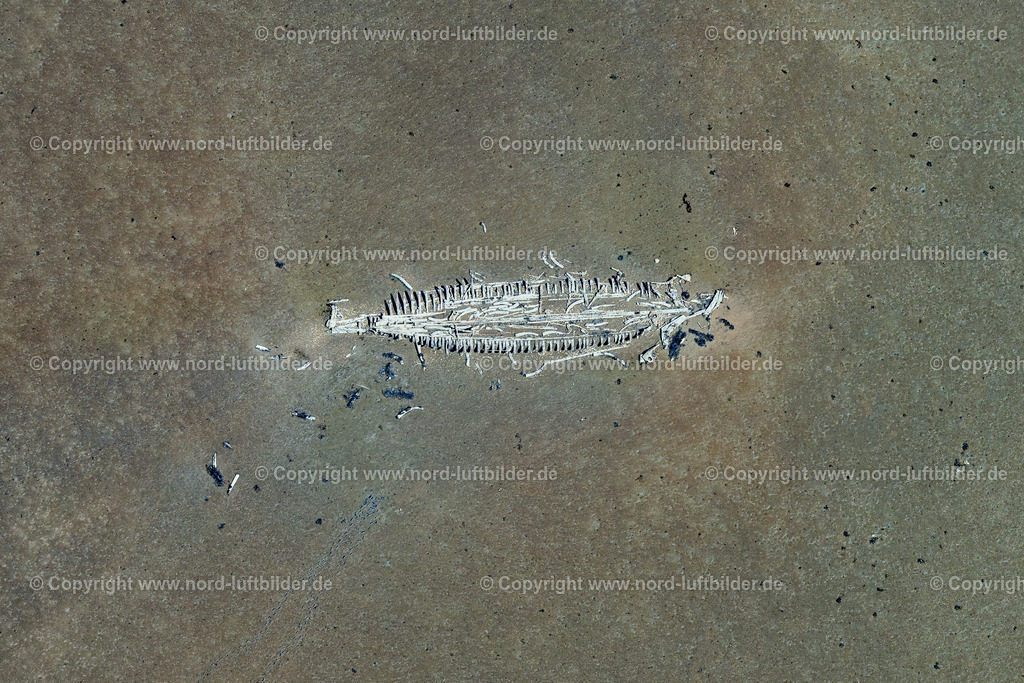Sylt_Braderup_Wrack_Mariann_ELS_4583130825 | WENNINGSTEDT-BRADERUP (SYLT) 13.08.2025 Umrisse eines Schiffswracks " Mariann " im Wattenmeer vor Wenningstedt-Braderup (Sylt) im Bundesland Schleswig-Holstein, Deutschland. // Outline of a shipwreck " Mariann " in the Wadden Sea off Wenningstedt-Braderup (Sylt) in the federal state of Schleswig-Holstein, Germany. Foto: Martin Elsen