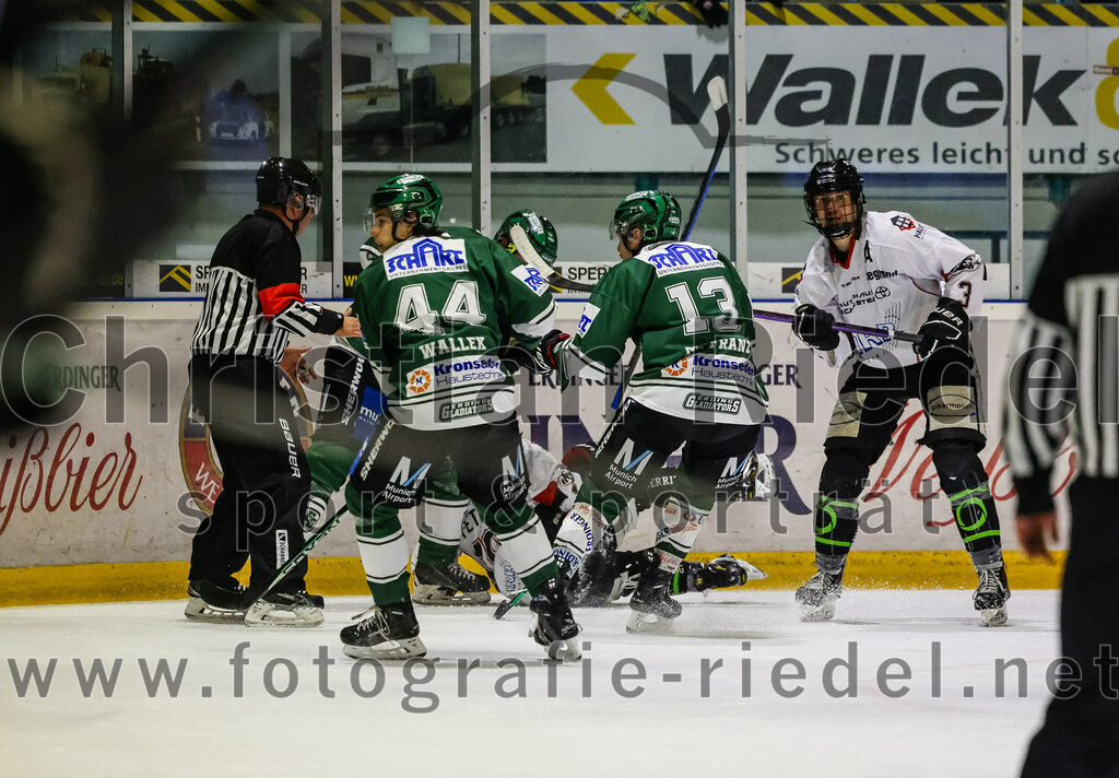 2023-11-12_071_TSV_Erding_gegen_EHC_Koenigsbrunn | Erding, Deutschland, 12.11.2023:
Eishockey, Bayernliga Vorrunde 2023 / 2024, 9. Spieltag, TSV Erding gegen EHC Königsbrunn, Endergebnis: 3:2

Paul Wallek (Erding Gladiators, #44), Michael Franz (Erding Gladiators, #13)

Foto: Christian Riedel / fotografie-riedel.net
