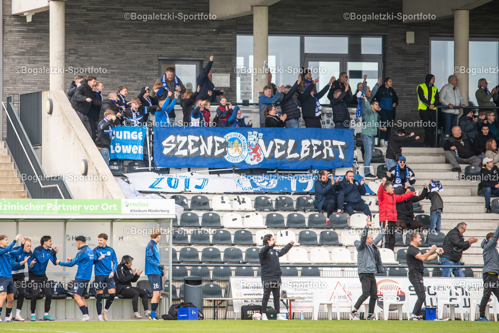 Torjubel Fans | 08.11.2025, Fußball, Regionalliga West, SSVg Velbert - SC Wiedenbrück: Torjubel der SSVg Velbert Fans und Mannschaft zum Führungstor  - Realisiert mit Pictrs.com