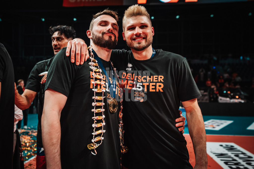 Volleyball | Herren | Saison 2024/2025 | 1. Volleyball Bundesliga Männer | Finale | BERLIN RECYCLING Volleys vs. SVG Lüneburg | 03.05.2025 | v.l. Jan Bozydar Fornal (#12, Berlin Recycling Volleys) und Ruben Schott (#13, Berlin Recycling Volleys)