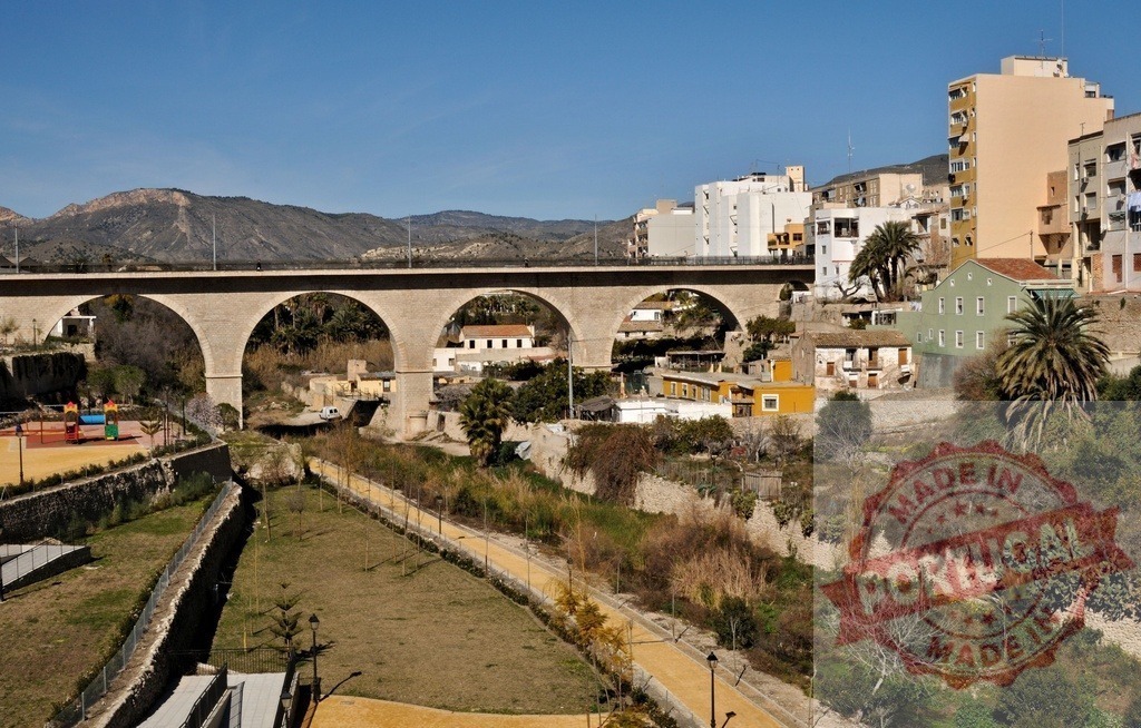 Elda viaduct with city buildings and a park in Spain | Elda viaduct with historic arches spanning the Vinalopó River through the city - Realisiert mit Pictrs.com