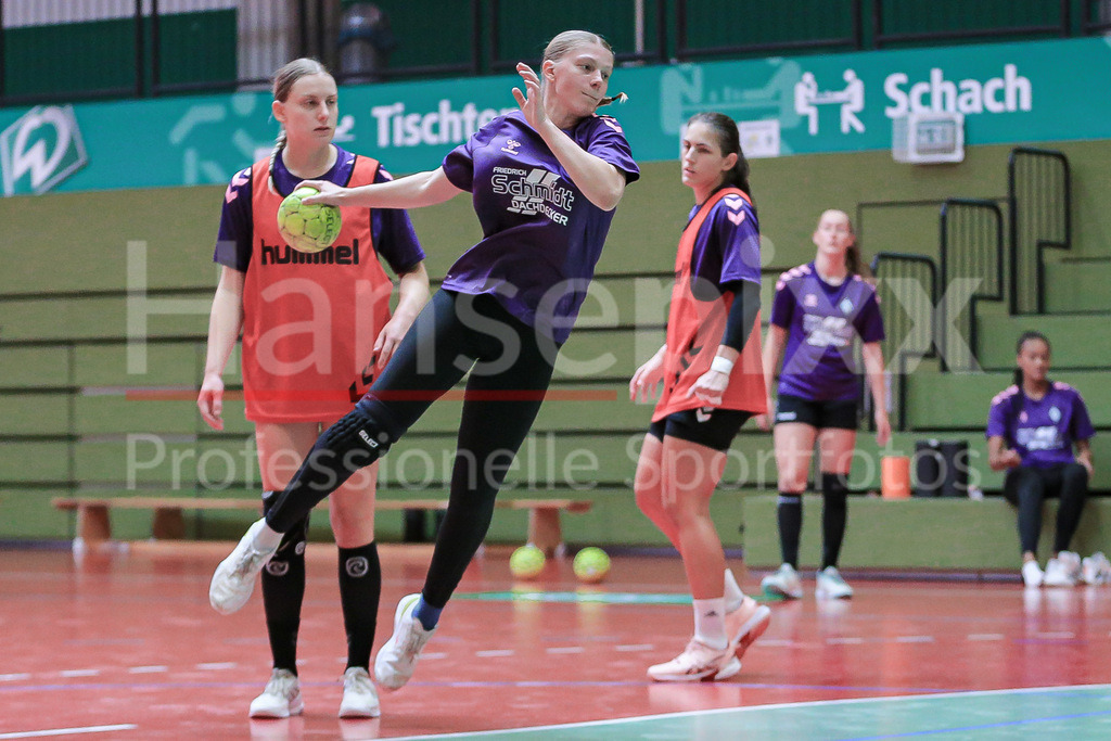 Handball, 2. Bundesliga Frauen, Training SV Werder Bremen | v.li.: Jana Lüdersen (SV Werder Bremen) beim Wurf, am Ball, Spielszene, Aktion, Action