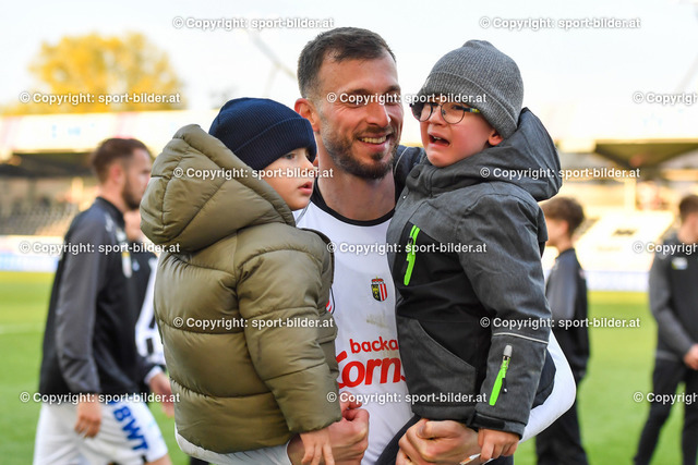 AUT, Admiral Bundesliga, LASK Linz vs SCR Altach | 23.04.2022, Raiffeisen Arena Pasching, AUT, Admiral Bundesliga, LASK Linz vs SCR Altach, im Bild Petar Filipovic (Lask) mit Kinder


// Admiral Bundesliga Match between LASK Linz and SCR Altach in Pasching, Austria on 2022/04/23
