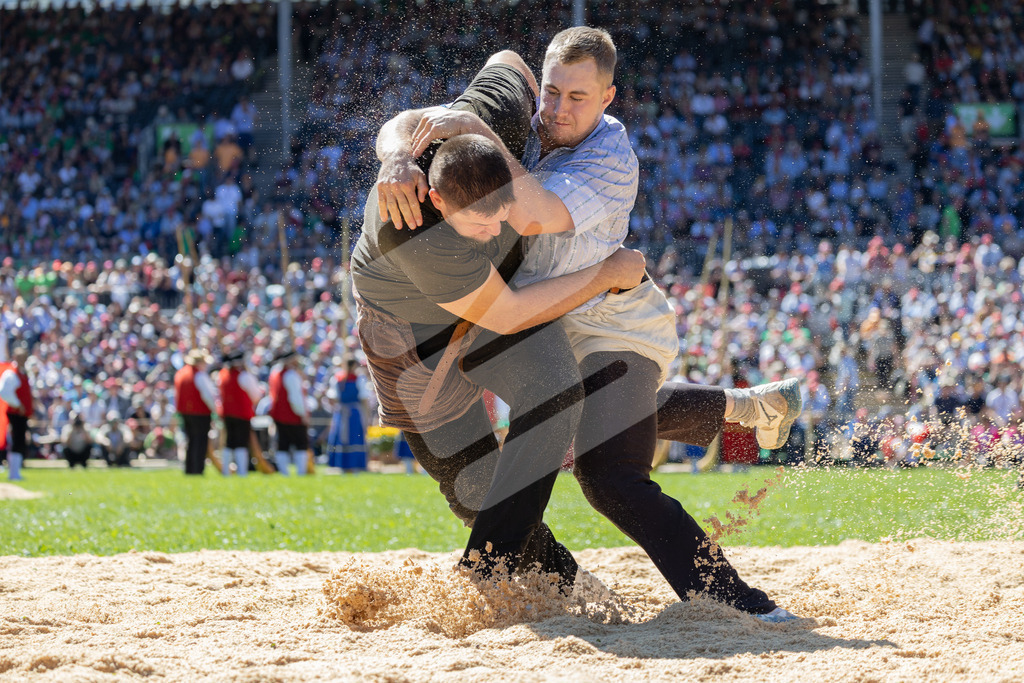 ESAF2025_07Gang_6574 | Die Schwinger des Schwyzer Kantonalen Schwingerverbandes: Fotos, die Dynamik und Leidenschaft festhalten, sowie emotionale Momente aus dem traditionellen Schwingsport zeigen. - Realisiert mit Pictrs.com