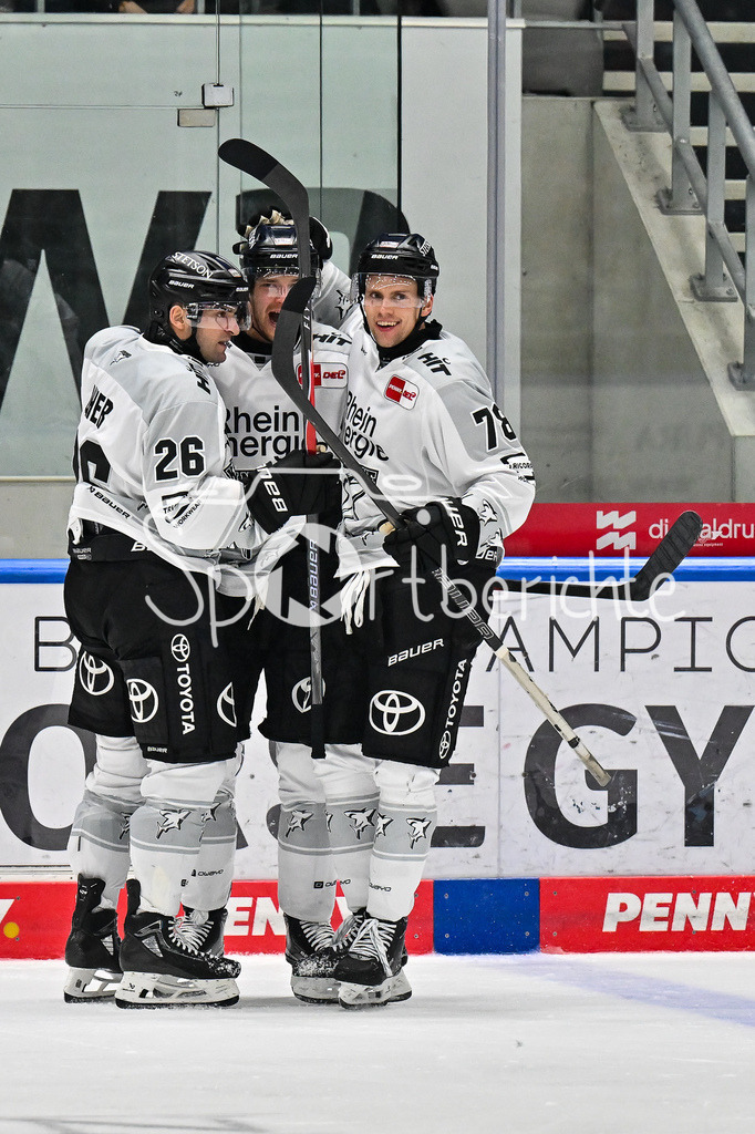 Augsburger Panther - Kölner Haie | Jubel der Haie nach dem Treffer zum 2-2 durch Nate SCHNARR (Kölner Haie 76) / Tor / Torschuetze / Freude / Happy / DEL: Augsburger Panther - Kölner Haie; Curt Frenzel Stadion am 26.09.2025