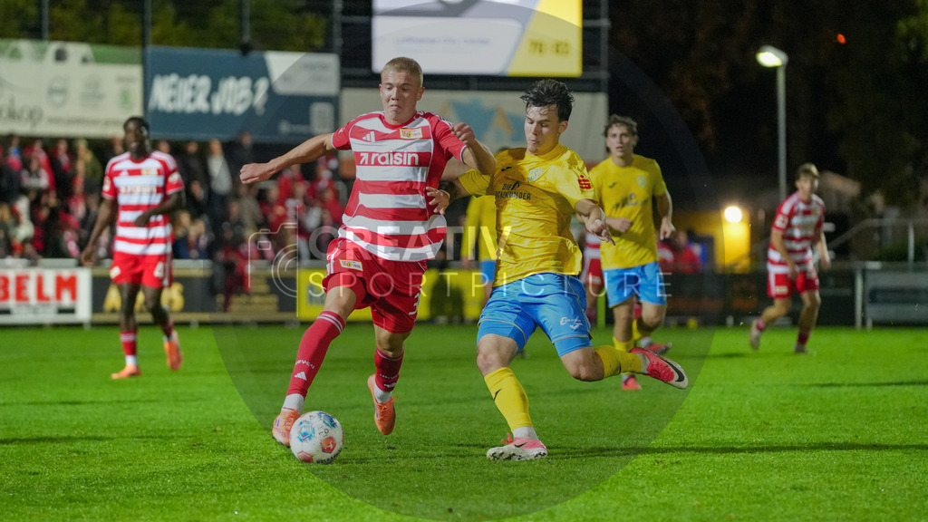 Fußball, Herren, Saison 2025/2026, Testspiel, Freundschaftsspiel, FSV 63 Luckenwalde vs. 1.FC Union Berlin, Mittwoch 08.10.2025, Werner-Seelenbinder-Stadion Luckenwalde, | Fußball, Herren, Saison 2025/2026, Testspiel, Freundschaftsspiel, FSV 63 Luckenwalde vs. 1.FC Union Berlin, Mittwoch 08.10.2025, Werner-Seelenbinder-Stadion Luckenwalde, Im Bild: Dmytro Bogdanov (l. Union) und Matthew Meier (r. Luckenwalde) - Realisiert mit Pictrs.com