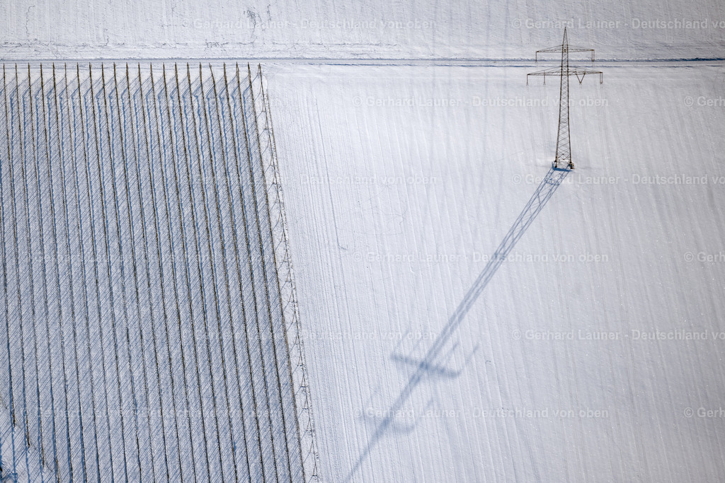4043089 | ZWEIFLINGEN 13.02.2021 Winterlich schneebedeckte Felder einer Weinbergs- und Rebstocks- Landschaft der Winzer- Gebiete in Zweiflingen im Bundesland Baden-Württemberg, Deutschland. // Wintry snowy fields of wine cultivation landscape in Zweiflingen in the state Baden-Wuerttemberg, Germany. Foto: Gerhard Launer