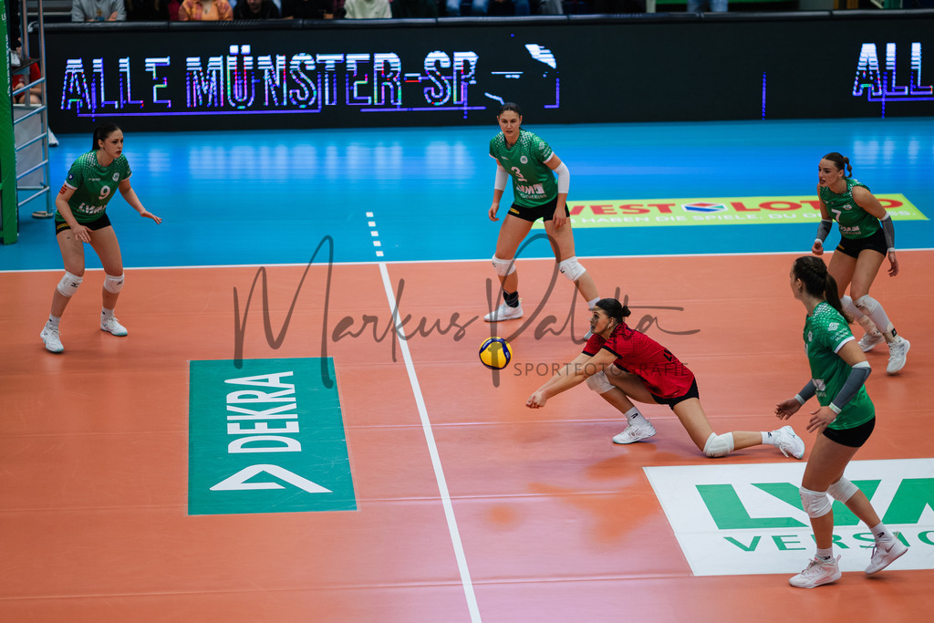 Volleyball, 1. Bundesliga Frauen, Hauptrunde, 8. Spieltag, Saison 2025/2026: USC Münster - Dresdner SC | 1. Bundesliga Frauen, Hauptrunde, 8. Spieltag, Saison 2025/2026, USC Münster empfängt Dresdner SC in der Sporthalle Berg Fidel in Münster. Foto: sportfotografie.ms | Markus Paletta - Realisiert mit Pictrs.com