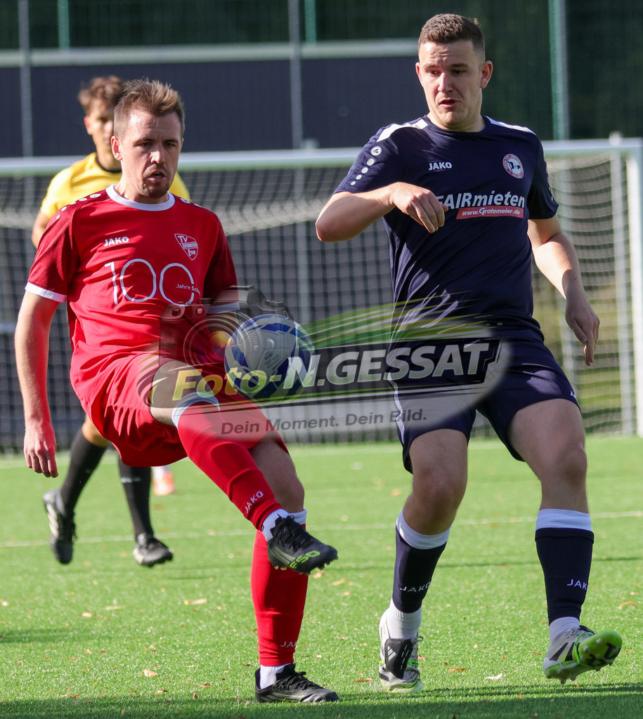 VfL Holsen - TV Elverdissen | Auf dem Bild zu sehen: schwarz VfL Holsen: Luca Dornhöfer ; rot TV Elverdissen: Niklas Weinert VfL Holsen, TV Elverdissen, Saison 26/27, Kreisliga A, Holsen, Deutschland - Realisiert mit Pictrs.com
