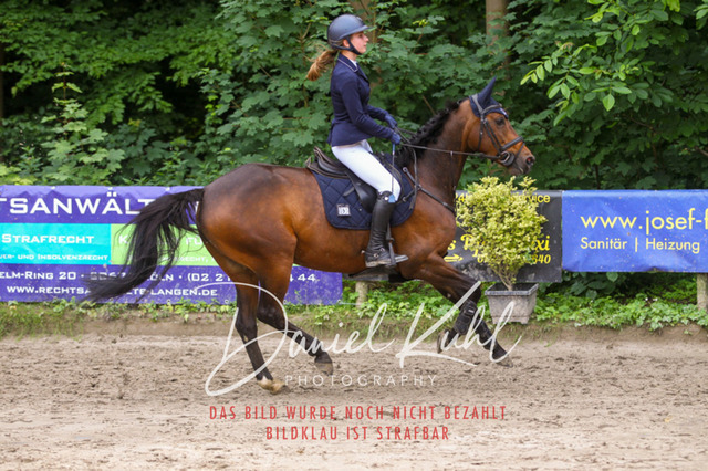 DKP45074 | Turnierfotos kaufen im Webshop von Daniel Kuhl Photography – entdecke professionelle Reitsportfotos aus Turnieren & Events. Hochwertige Turnierbilder online bestellen & sichern. Jetzt Fotos von Reitsportturnieren kaufen!