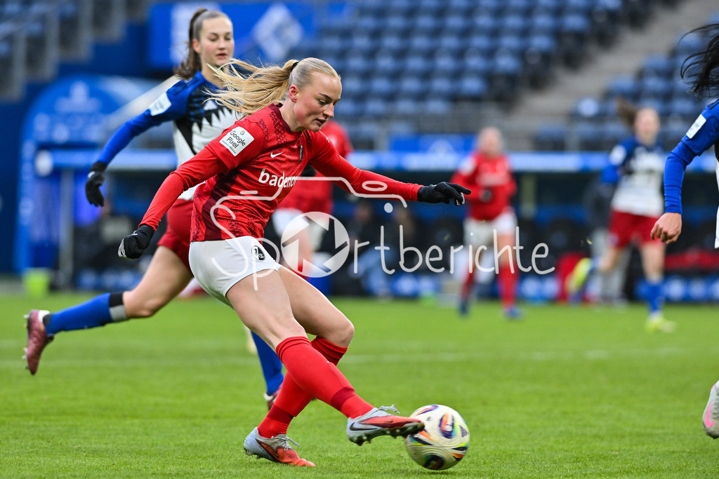 Hamburger SV - SC Freiburg | HAMBURG, GERMANY - 01. FEBRUARY: Tessa BLUMENBERG (SC Freiburg Frauen 7) versucht sich hier mit einem Torschuss während dem Match zwischen dem Hamburger SV und dem SC Freiburg am 16. Spieltag der Google Pixel Frauen-Bundesliga im Volksparkstadion