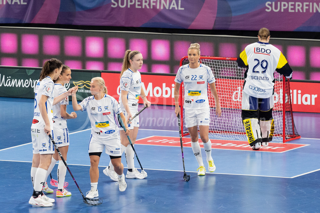 Piranha Chur vs Kloten-Dietlikon Jets - 23. April 2022 | Piranha Chur vs Kloten-Dietlikon Jets
Stimo Arena, Kloten
Statik Six mit #5 Andrea Gämperli (Kloten-Dietlikon Jets), #17 Nina Metzger (Kloten-Dietlikon Jets), #15 Jenna Taivaloja (Kloten-Dietlikon Jets), #14 Chiara Bertini (Kloten-Dietlikon Jets), #22 Iza Rydfjäll (Kloten-Dietlikon Jets) und #29 Torhüterin Monika Schmid (Kloten-Dietlikon Jets).
Bild: Sportfotografie Markus Aeschimann | www.markus-aeschimann.ch - Realisiert mit Pictrs.com