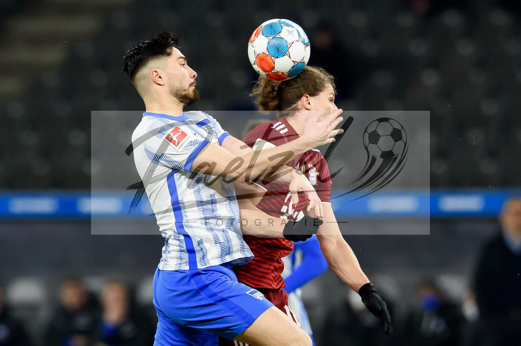 BSCFCB20220123_124 | Fussball, Herren: Suat Serdar (Hertha BSC) und Marcel Sabitzer (FC Bayern Muenchen) im Zweikampf bei dem Spiel der 1. Bundesliga zwischen Hertha BSC und FC Bayern Muenchen im Olypiastadion am 23.01.2022 in Berlin, Deutschland.DFB / DFL REGULATIONS PROHIBIT ANY USE OF PHOTOGRAPHS AS IMAGE SEQUENCES AND/OR QUASI-VIDEO. - Realisiert mit Pictrs.com
