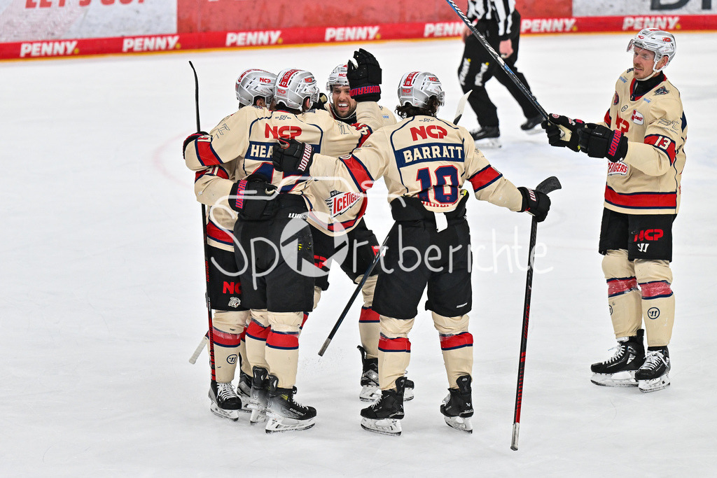 ERC Ingolstadt - Nuernberg Ice Tigers | Jubel der Gaeste nach dem Treffer zum 3-4 durch Owen HEADRICK (Nuernberg Ice Tigers 47) / Tor / Torschuetze / Freude / Happy / DEL: ERC Ingolstadt - Nuernberg Ice Tigers, Saturn Arena am 21.03.2025 /
