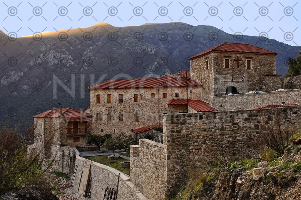 Kloster Giroméri - Iera Moni Giromeriou | Das Kloster „Iera Moni Giromeriou“ liegt in der Präfektur Thesprotia im Nordwesten von Griechenland, rund acht Kilometer von der Stadt Filiates entfernt. Auf der Bergkette Farmakovouni wurde das Kloster Anfang des 14. Jahrhunderts auf einer Höhe von rund 300 Metern gegründet.