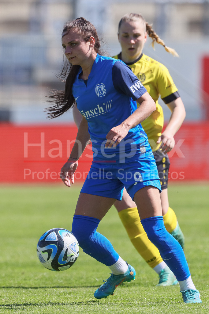 Fussball, 2. Frauen-Bundesliga, SV Meppen - SV 67 Weinberg | v.li.: Kornelia Grosicka (SV Meppen, 9) am Ball, Einzelbild, Ganzkörper, Aktion, Action, Spielszene, DIE DFB-RICHTLINIEN UNTERSAGEN JEGLICHE NUTZUNG VON FOTOS ALS SEQUENZBILDER UND/ODER VIDEOÄHNLICHE FOTOSTRECKEN. DFB REGULATIONS PROHIBIT ANY USE OF PHOTOGRAPHS AS IMAGE SEQUENCES AND/OR QUASI-VIDEO.