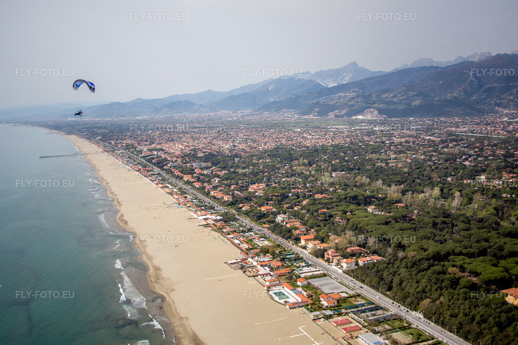 Vue aérienne: Vue de la ville à Fiumetto dans le département Ligurie, Italie. Photo: IMG_086921.jpg prise le 03/04/2016 par Werner Riehm/FLY-FOTO.eu – Résolution de l'original: 5156 x 3437 px
