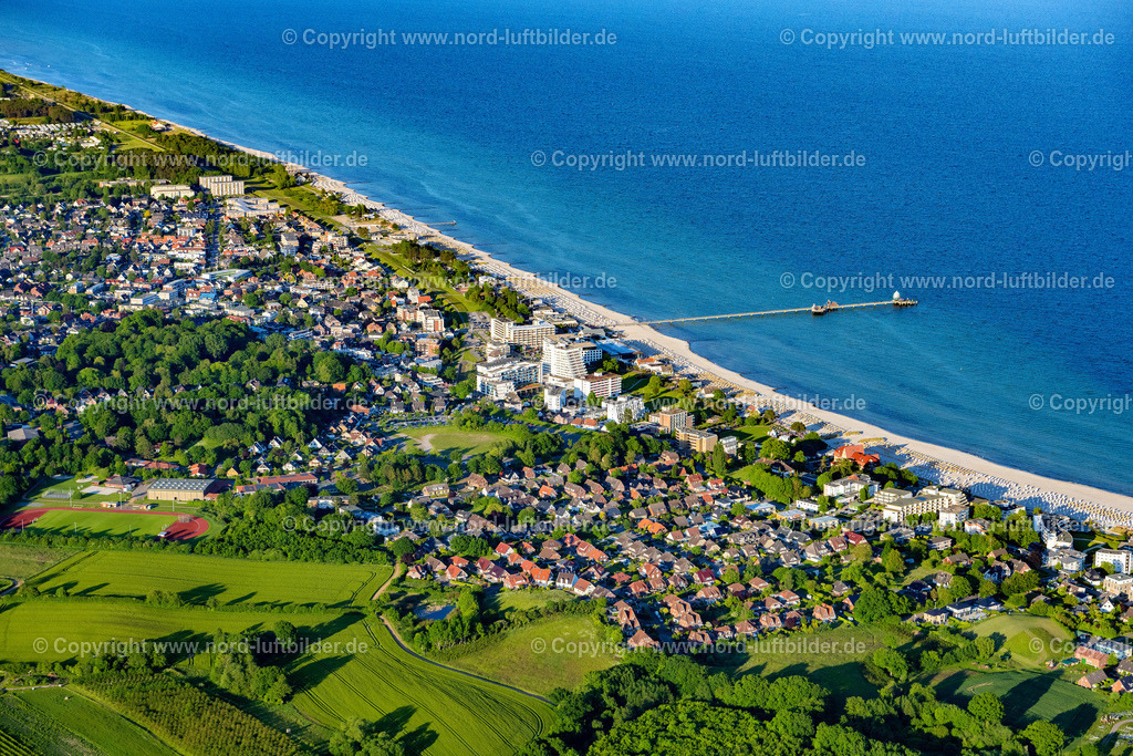 Grömitz_ELS_8540030622 | GRöMITZ 03.06.2022 Küsten- Landschaft am Sandstrand der Ostsee in Grömitz im Bundesland Schleswig-Holstein, Deutschland. // Coastline on the sandy beach of Baltic Sea in Groemitz in the state Schleswig-Holstein, Germany. Foto: Martin Elsen