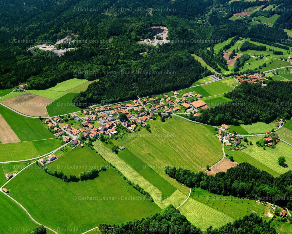 2724149 | DORN 19.05.2007 Landwirtschaftliche Nutzflächen und Feldgrenzen  umsäumen das Siedlungsgebiet des Dorfes in Dorn im Bundesland Bayern, Deutschland // Agricultural land and field boundaries surround the settlement area of the village  in Dorn in the state Bavaria, Germany Foto: Gerhard Launer