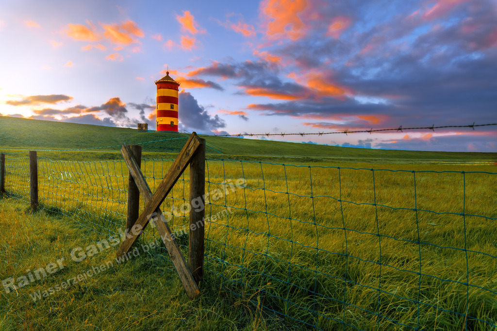 040 Pilsumer Leuchtturm - 03-08-2023 -R Ganske | Onlineshop mit Bildern von Stränden, Häfen und Meer. Leinwände, Poster, Kalender und andere Materialien erhältlich. Kommerzielle Lizenzen möglich.  - Realisiert mit Pictrs.com