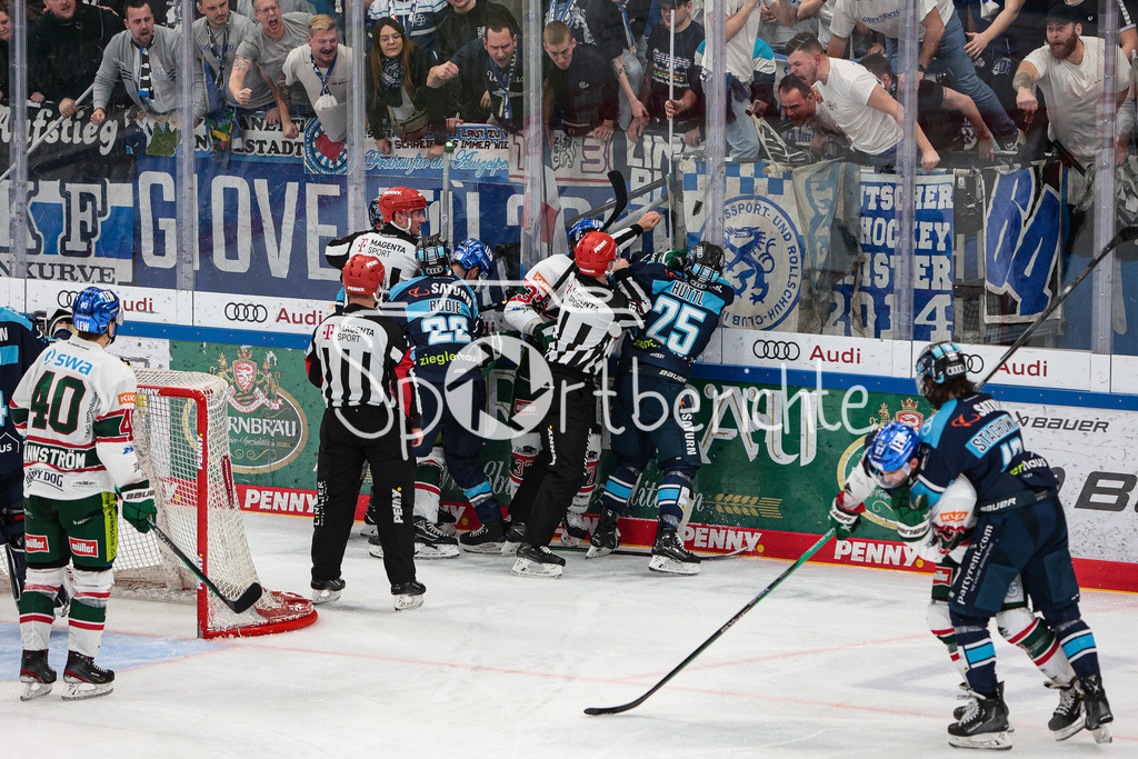 ERC Ingolstadt - Augsburger Panther | Leon HUETTL (ERC #25) und Terry BROADHURST (AEV #37) lassen die FAEUSTE Sprechen