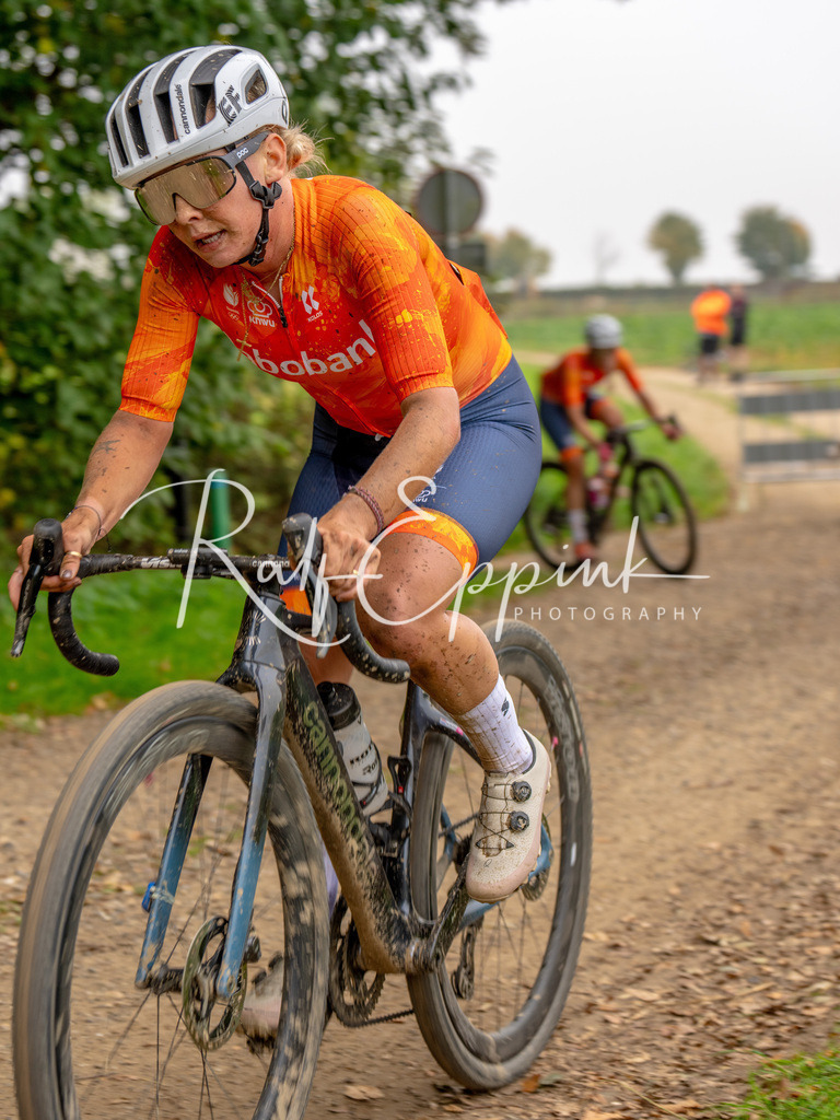 Ralf Eppink Photography 20251011_DSC01612 | Sportfotografie, Eventfotografie, Porträtfotografie, Radsport Fotograf, Triathlon Fotograf, Düsseldorf Fotograf, Köln Fotograf, Actionfotografie, Teamfotografie, Peoplefotografie, Business Portraits, Veranstaltungsfotografie, Reportagefotografie - Realisiert mit Pictrs.com