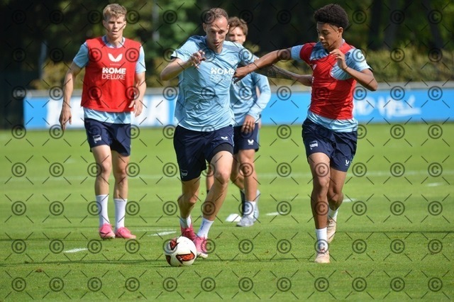 RGE_0435 | Hertha BSC, 2.Bundesliga, Herren, Fußball, Training auf dem Schenckendorffplatz, Dienstag 15.09. 2026, Saison 2026/27, von li.  Gustaf Nilsson ( Hertha BSC ),  Jerome Diallo ( Hertha BSC ), Fotograf: Ralf Gebhardt - Realisiert mit Pictrs.com