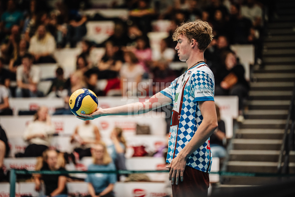 Volleyball | Herren | Saison 2025/2026 | Volleyball Ligacup | VfB Friedrichshafen vs. WWK Volleys Herrsching | 12.10.2024 | Joshua Huber (#5, WWK Volleys Herrsching) beim Aufschlag