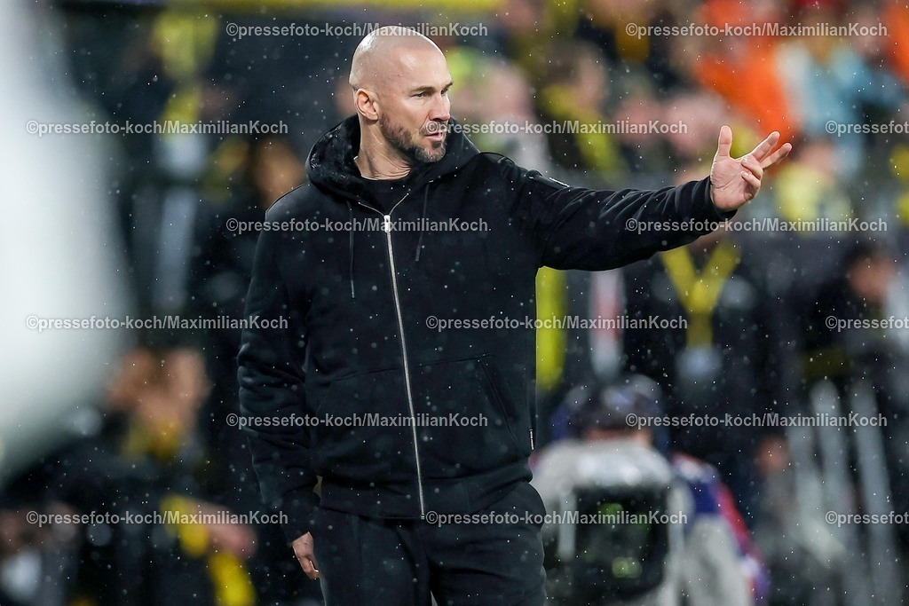 BVB07122501084 | 07.12.2025, Fußball, Borussia Dortmund - TSG 1899 Hoffenheimt, 1. Fußball Bundesliga, 13. Spieltag, Signal Iduna Park, Saison 2025 2026: Cheftrainer Christian Ilzer (TSG Hoffenheim #hc) gestikulierend am Spielfeldrand   DFB regulations prohibit any use of photographs as image sequences and or quasi-video.