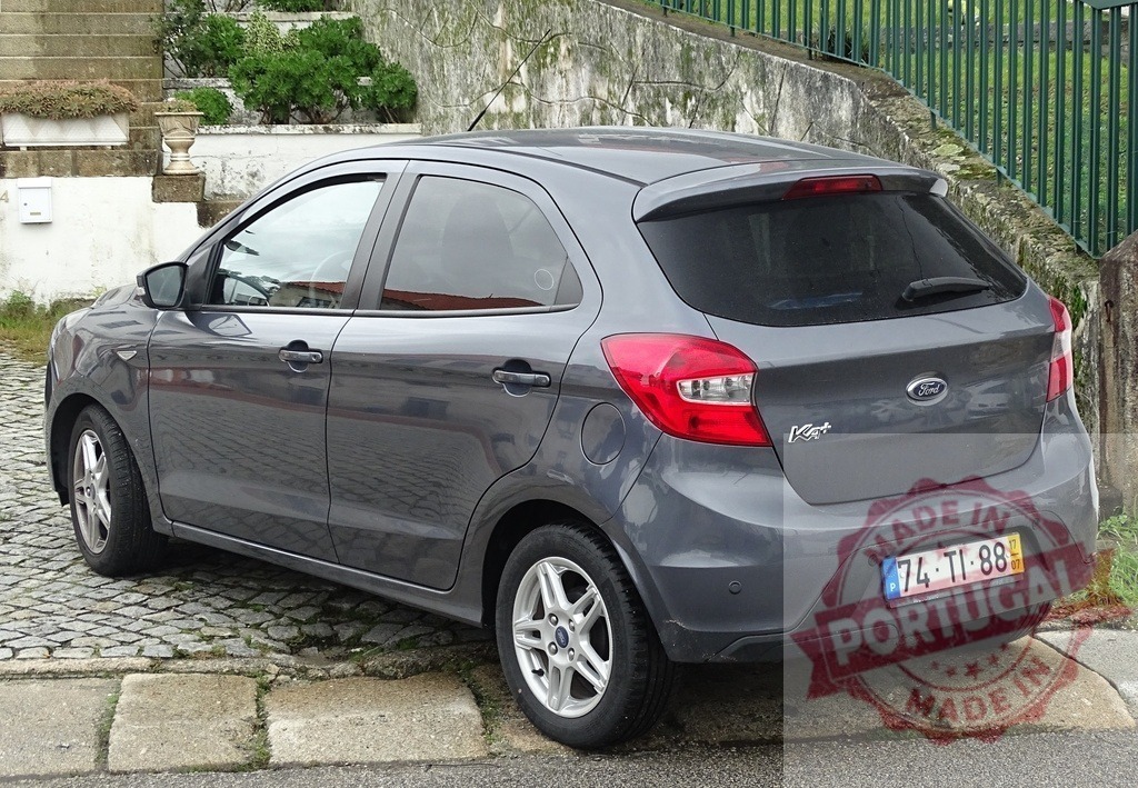 Ford Ka+ grey hatchback car parked on street | Grey Ford Ka+ hatchback car parked on a cobblestone urban street - Realisiert mit Pictrs.com
