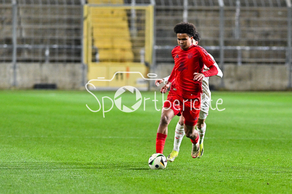 FC Bayern Amateure - FC Augsburg II | im Duell  Julien YANDA (FC Bayern München II #3) und Aiman DARDARI (FC Augsburg II 7) / Zweikampf / Regionalliga Bayern: FC Bayern Muenchen II - FC Augsburg II, Gruenwalder Stadion am 14.03.2025